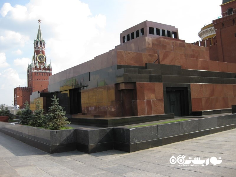 1- بازدید از مقبره لِنین (Lenin
