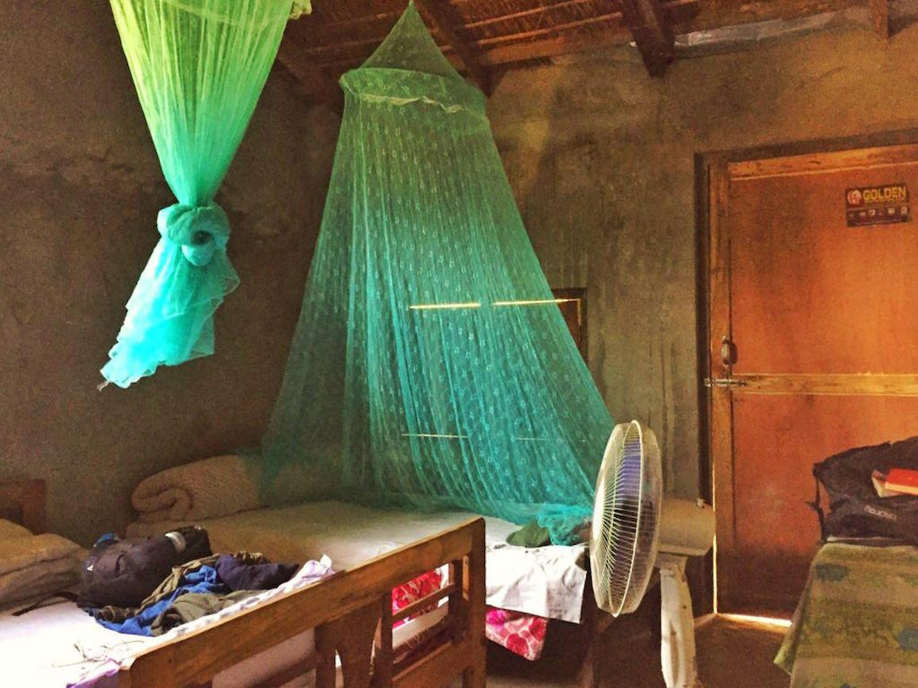 یه اتاق تو هوم استی قبیله‌ی تاروها! اون تور سبز آویزون از سقف پشه بنده که اگه نبود نمیشد خوابید!